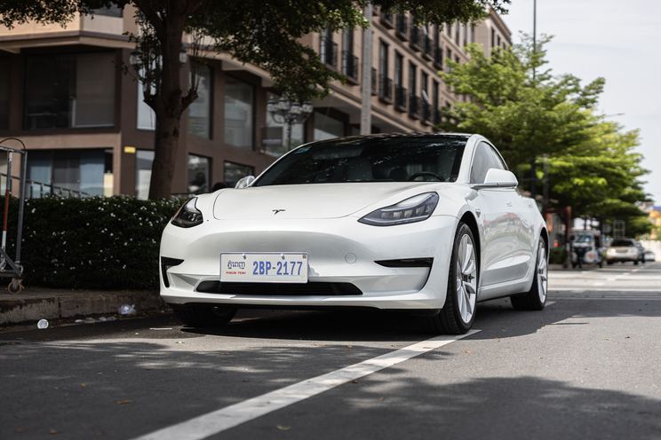 San Francisco 49ers Coach Reveals Details About Tesla Autopilot Accident